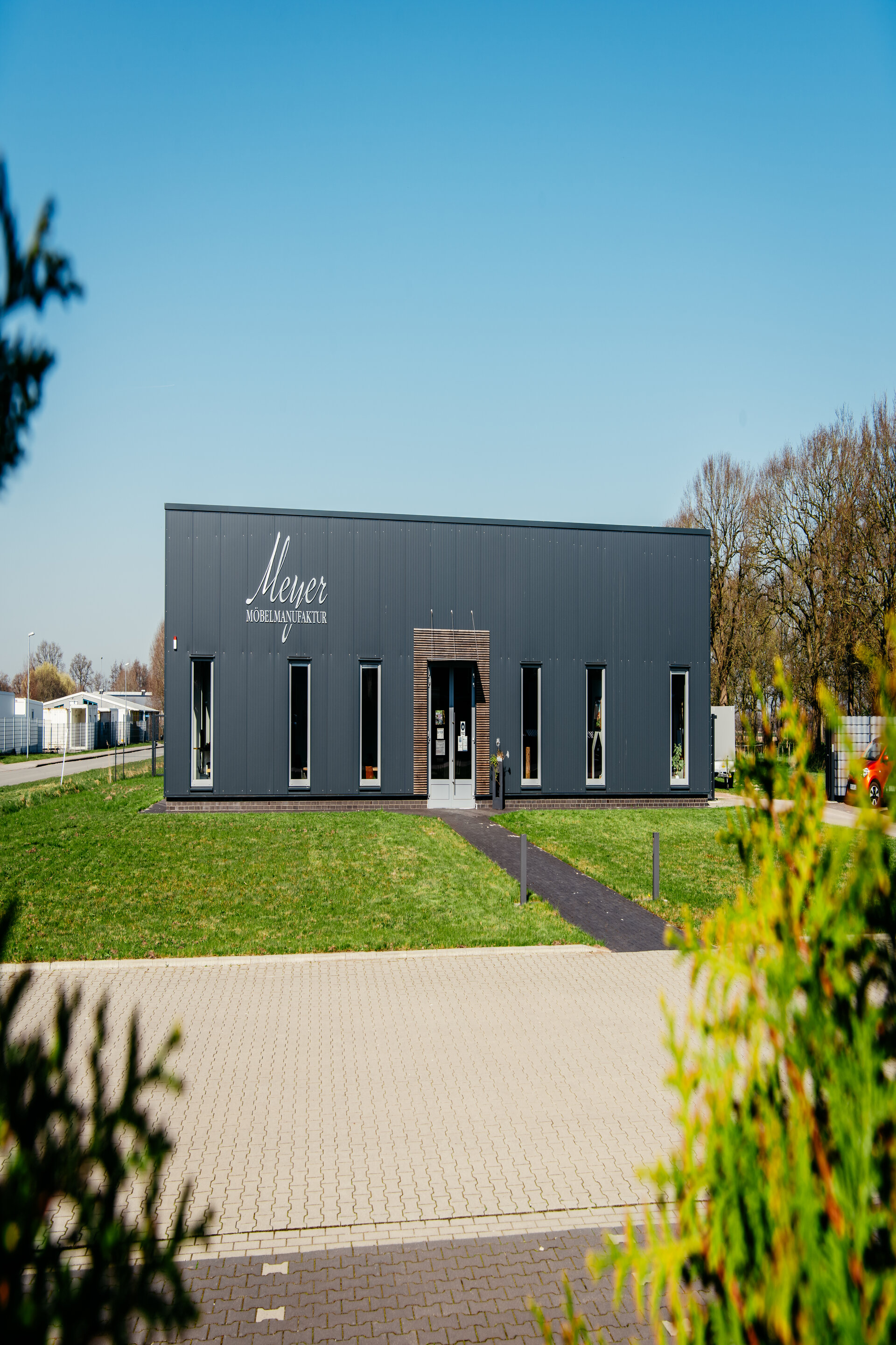 Office, workshop and showroom building for Möbelmanufaktur Meyer in Westoverledingen — a composite structure by Husen Stahlbau